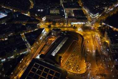 Madrid 'in gece panoramik hava manzarası, Metropolis Binası ışıkları, İspanya' nın başkenti, Avrupa