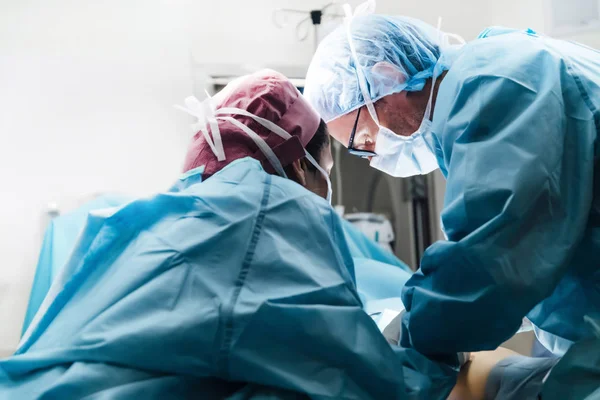 Profesyonel tıbbi ekip hastanede ameliyat yapıyor. — Stok fotoğraf