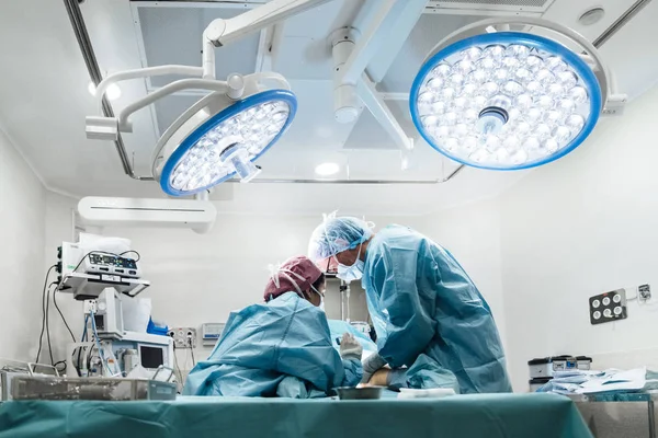 Equipe médica profissional realizando cirurgia no hospital — Fotografia de Stock