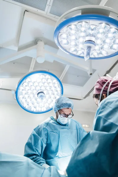 Equipo médico profesional realizando cirugía en el hospital —  Fotos de Stock