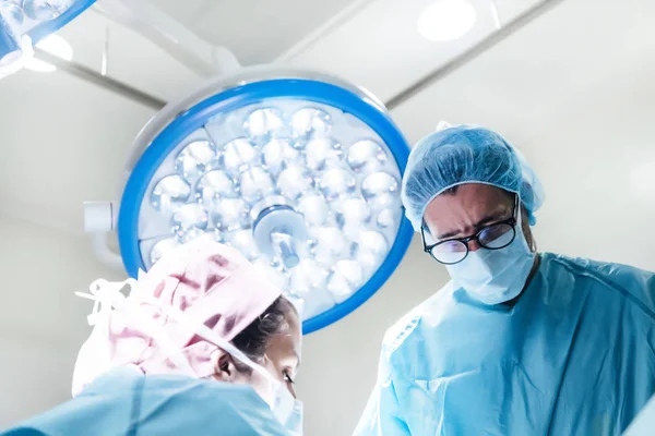 Equipe médica profissional realizando cirurgia no hospital — Fotografia de Stock