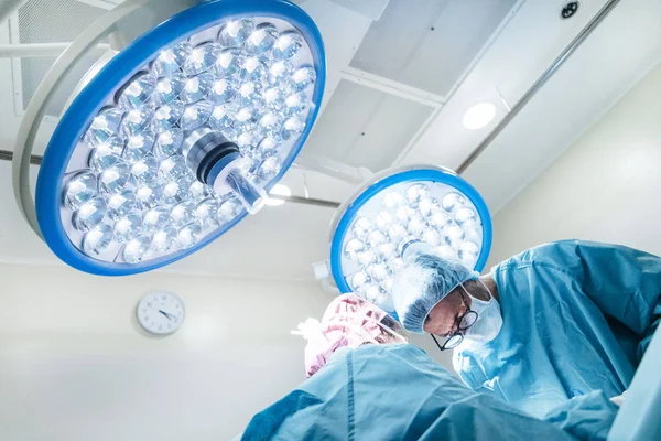 Professionelles medizinisches Team bei Operationen im Krankenhaus — Stockfoto