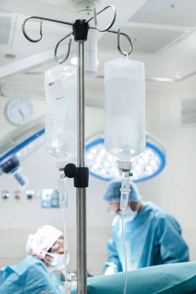 Equipo médico profesional realizando cirugía en el hospital —  Fotos de Stock