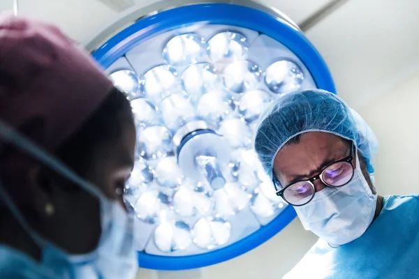 Professionellt medicinskt team som utför operationer på sjukhuset — Stockfoto