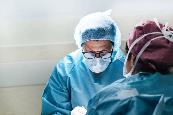 Επαγγελματική ιατρική ομάδα που εκτελεί χειρουργική επέμβαση στο νοσοκομείο — Φωτογραφία Αρχείου