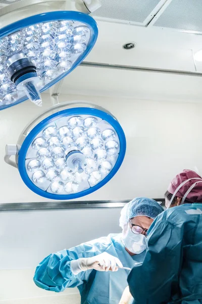 Équipe médicale professionnelle effectuant une chirurgie à l'hôpital — Photo