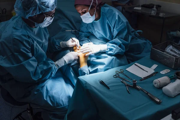 Equipe médica profissional realizando cirurgia no hospital — Fotografia de Stock