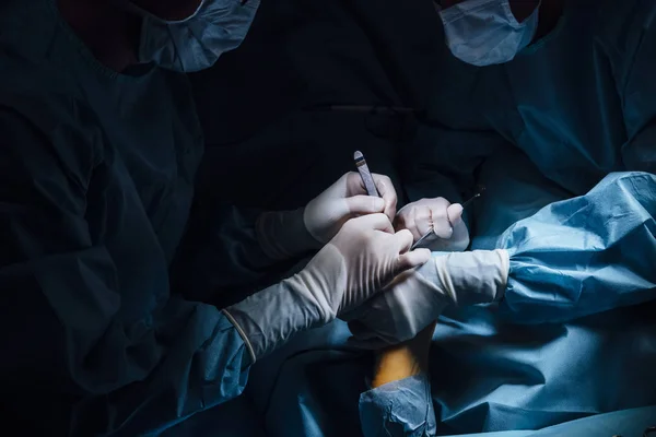 A kórházban sebészeti beavatkozásokat végző szakmai orvosi csoport — Stock Fotó