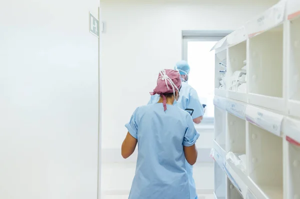 Ärzte mit Mobiltelefonen auf dem Krankenhausflur. Medizinisches Konzept — Stockfoto