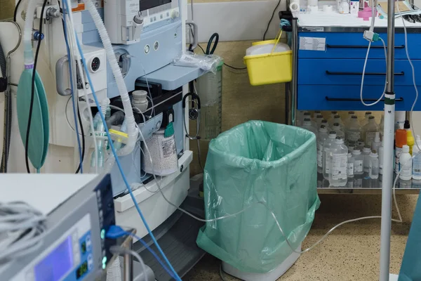 Lixeira dentro da sala de operações — Fotografia de Stock