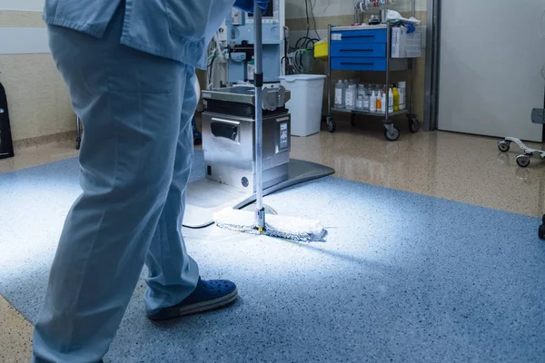 Αντίληψη φωτογραφία ενός εργαζομένου στο νοσοκομείο κάνει καθαρισμό σε λειτουργία r — Φωτογραφία Αρχείου