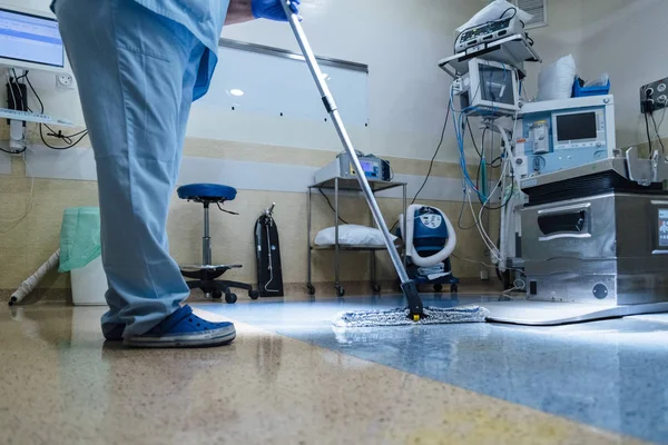 Bir hastane çalışanının R operasyonunda temizlik yaparken çekilmiş resmi. — Stok fotoğraf