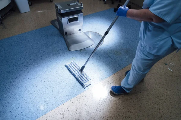 Concepto foto de un trabajador del hospital haciendo limpieza en la operación r —  Fotos de Stock