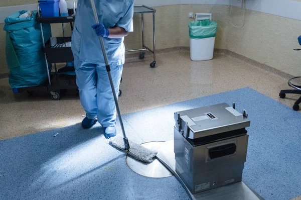 Concepto foto de un trabajador del hospital haciendo limpieza en la operación r —  Fotos de Stock