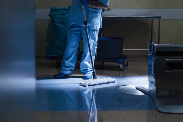 Foto de conceito de um trabalhador do hospital fazendo limpeza em operação r — Fotografia de Stock