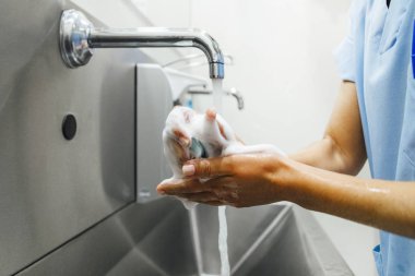 Ameliyattan önce ellerini yıkayan bir doktor. Hastane Konsepti.