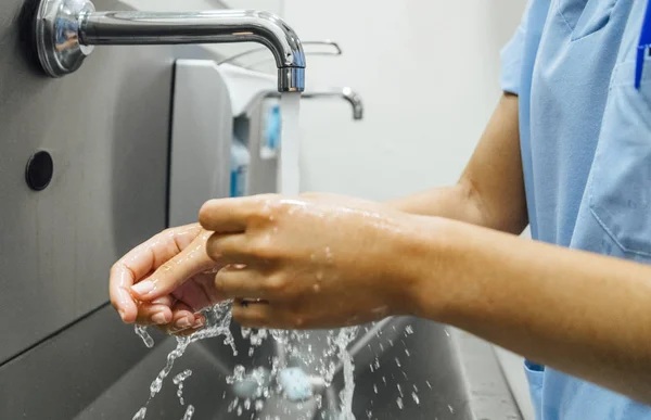 Medico lavarsi le mani prima di operare. Concetto di ospedale. — Foto Stock