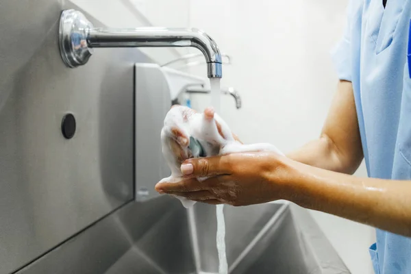 Docteur se lave les mains avant d'opérer. Concept hospitalier. — Photo