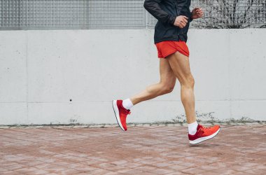 Emekli kıdemli adam koşuyor ve egzersiz yapıyor.