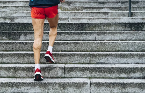 Ireconhecível senhor sênior correndo escadas — Fotografia de Stock