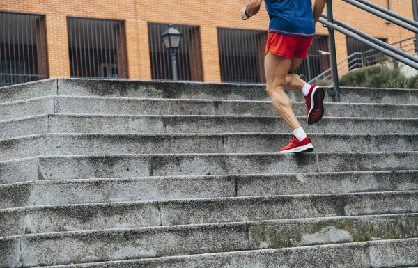 Ireconhecível senhor sênior correndo escadas — Fotografia de Stock