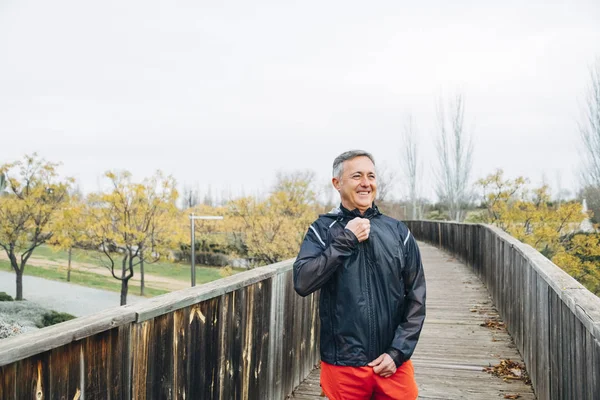 Hombre mayor preparándose para hacer deporte — Foto de Stock