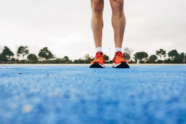 Os pés do homem aposentado sênior corre e realiza exercício — Fotografia de Stock