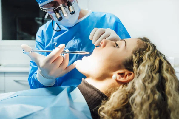 DENTIST DOCTOR Анестезія Для ПАРЄТЬСЯ — стокове фото