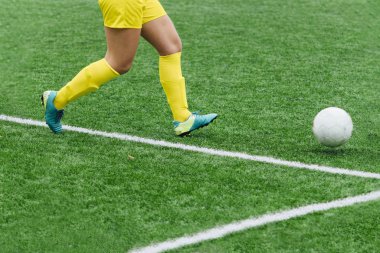 Futbol sahasında oynayan tanınmayan bayan futbolcular..