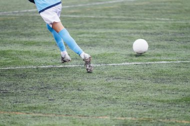Futbol sahasında oynayan tanınmayan erkek futbolcular..