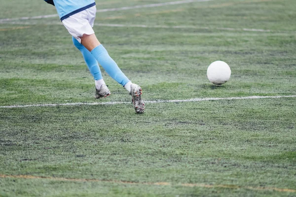 Futbol sahasında oynayan tanınmayan erkek futbolcular..