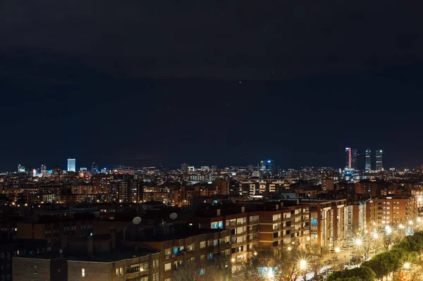 Panoramiczny widok z lotu ptaka na Madryt nocą, Metropolis Building lights, stolica Hiszpanii, Europa — Zdjęcie stockowe