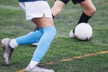 Futbol sahasında oynayan tanınmayan erkek futbolcular..