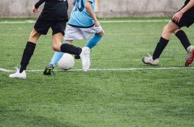 Futbol sahasında oynayan tanınmayan erkek futbolcular..