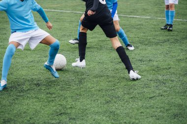 Futbol sahasında oynayan tanınmayan erkek futbolcular..