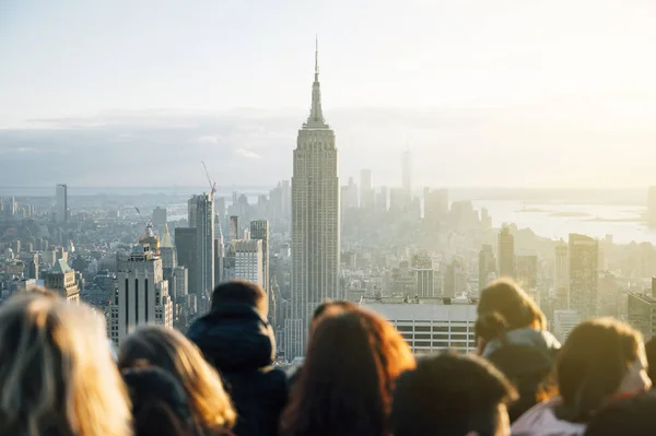 Turistas assistindo a paisagem urbana de Nova York de um prédio — Fotografia de Stock