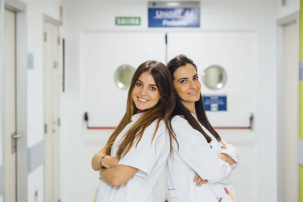 Infirmière et médecin posant dans le couloir de l'hôpital. — Photo
