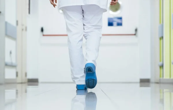 Verpleegster loopt door de gang van het ziekenhuis - — Stockfoto