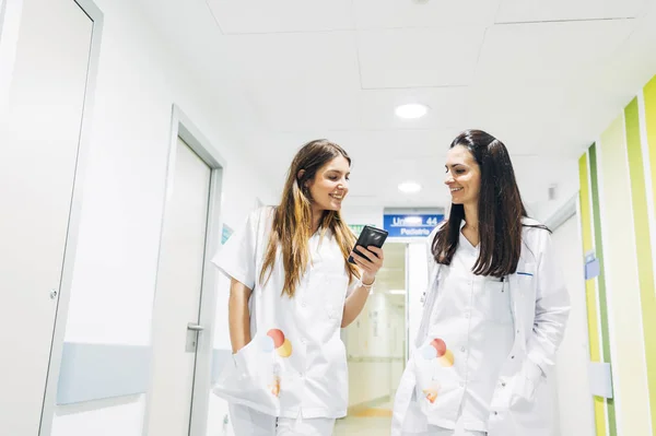 Infirmière et médecin marchant dans le couloir de l'hôpital - — Photo