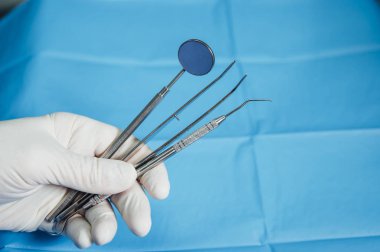 Diş kliniğinde diş aletleri tutmanın ayrıntıları. Diş Kliniği.