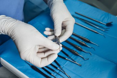 Diş kliniğinde diş aletleri tutmanın ayrıntıları. Diş Kliniği.