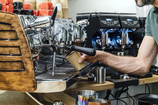 Close-up shot barista gospodarstwa uchwyt filtra podczas kawy mach — Zdjęcie stockowe