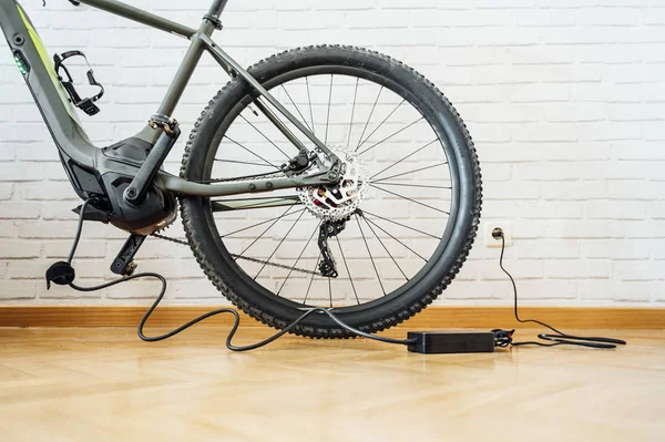 充電ケーブル付き電動自転車 — ストック写真