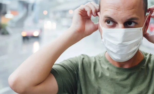 Mann Der Sich Eine Maske Über Das Gesicht Zieht Virenkonzept — Stockfoto