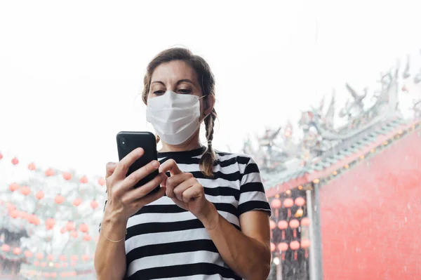 Hombre Con Máscara Smartphone Junto Templo Chino Concepto Virus —  Fotos de Stock