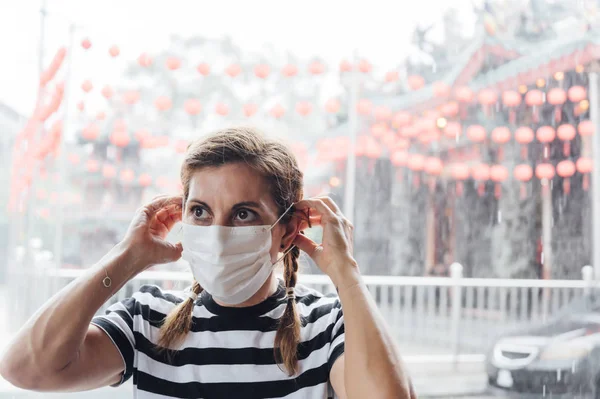 Mann Setzt Eine Maske Neben Einem Chinesischen Tempel Auf Virenkonzept — Stockfoto