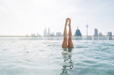 Yüzme havuzunda kadın ayağı