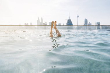 Yüzme havuzunda kadın ayağı