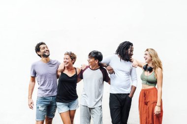 Sokaktaki beş mutlu arkadaştan oluşan bir grubun portresi. Arkadaşlık kavramı