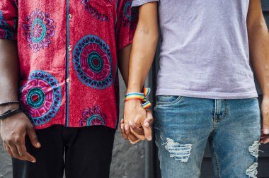 El ele tutuşan iki adam.